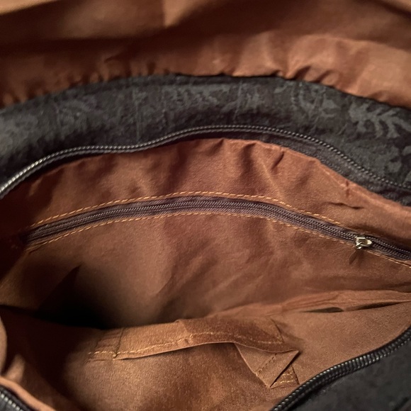 BNWT BU ZHI YUN HOBO STYLE BAG WITH MAGNETIC SNAP AND 4 POCKETS! - Picture 5 of 5